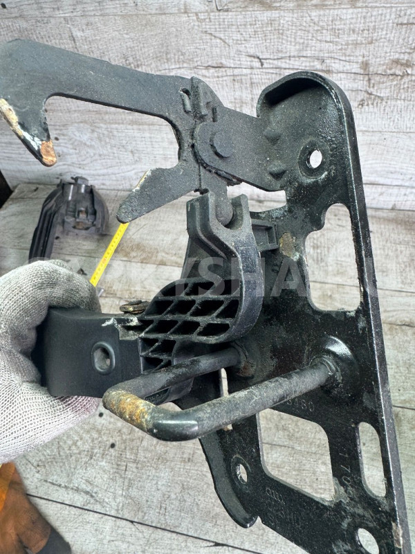 Крюк капота Audi A4 B8 A5 8T Audi A5 оригинальный номер 8t0823480