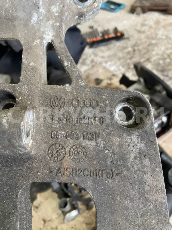 Кронштейн генератора Volkswagen Golf Mk5 (2003—2009) Volkswagen Golf оригинальный номер 06F903 143