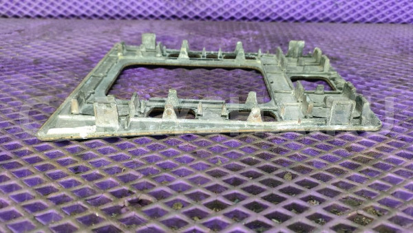 Декоративная накладка кулисы Mercedes-Benz W210 Mercedes-Benz E-klasse оригинальный номер 2106830108